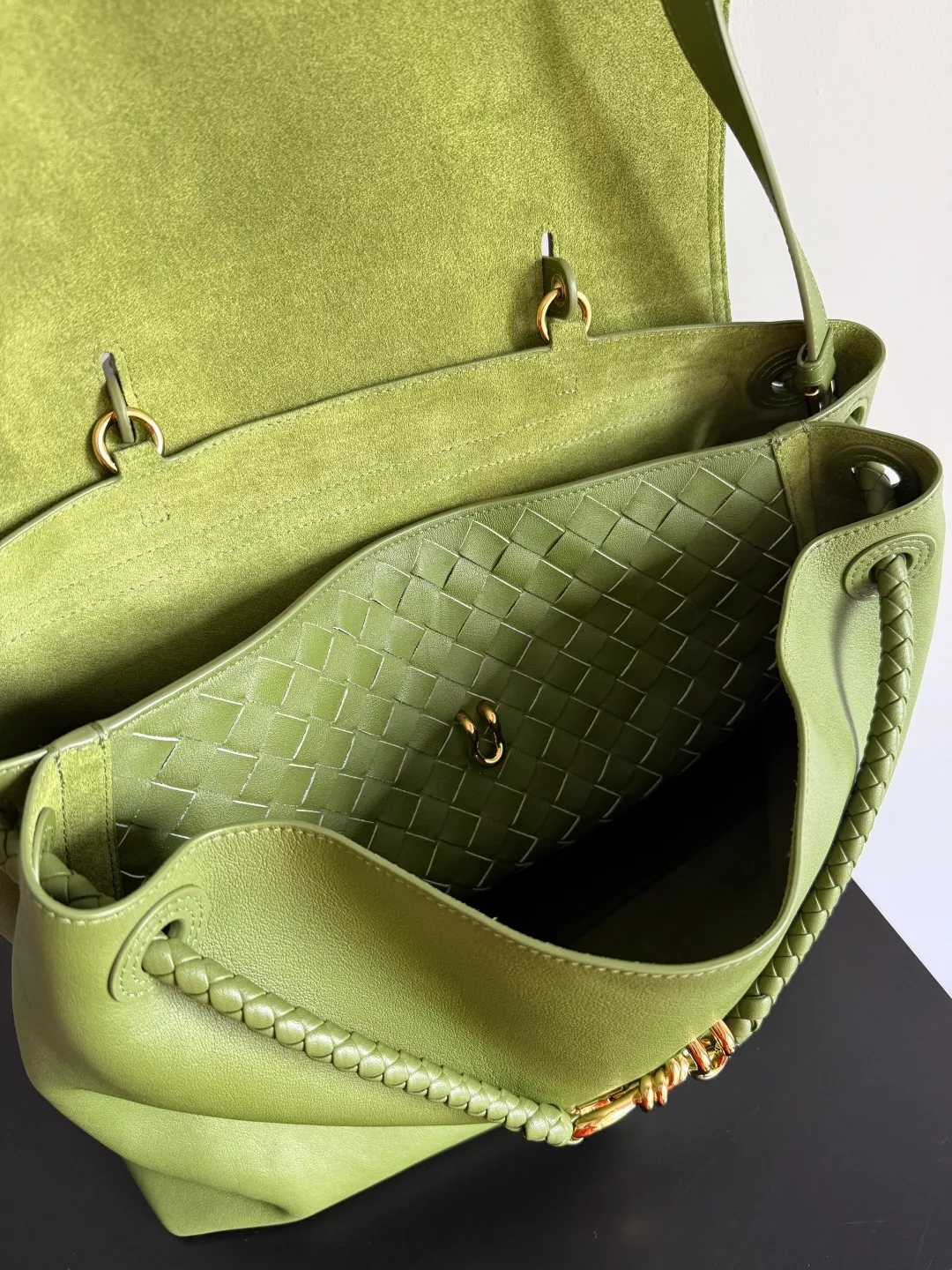 Batch 3160 BottegaVeneta Latest Ciao Ciao Bag Silky cowhide two-way flap handbag with signature twist detail, hidden hook closure, flap can be fastened to the front or attached to the INTRECCIATO woven internal pocket, comes with an adjustable and removable crossbody strap, internal compartment, and also features a zippered pocket. The surprise flap has various shapes. Style 1 - Cover the bag surface, exposing the knot and knot decoration. Style 2 - Place the flap inside the bag. A buckle is also designed. Style 3 - The U-shaped position of the top handle in the hand bag. Style No.: 826195 Size: 42*32*15cm